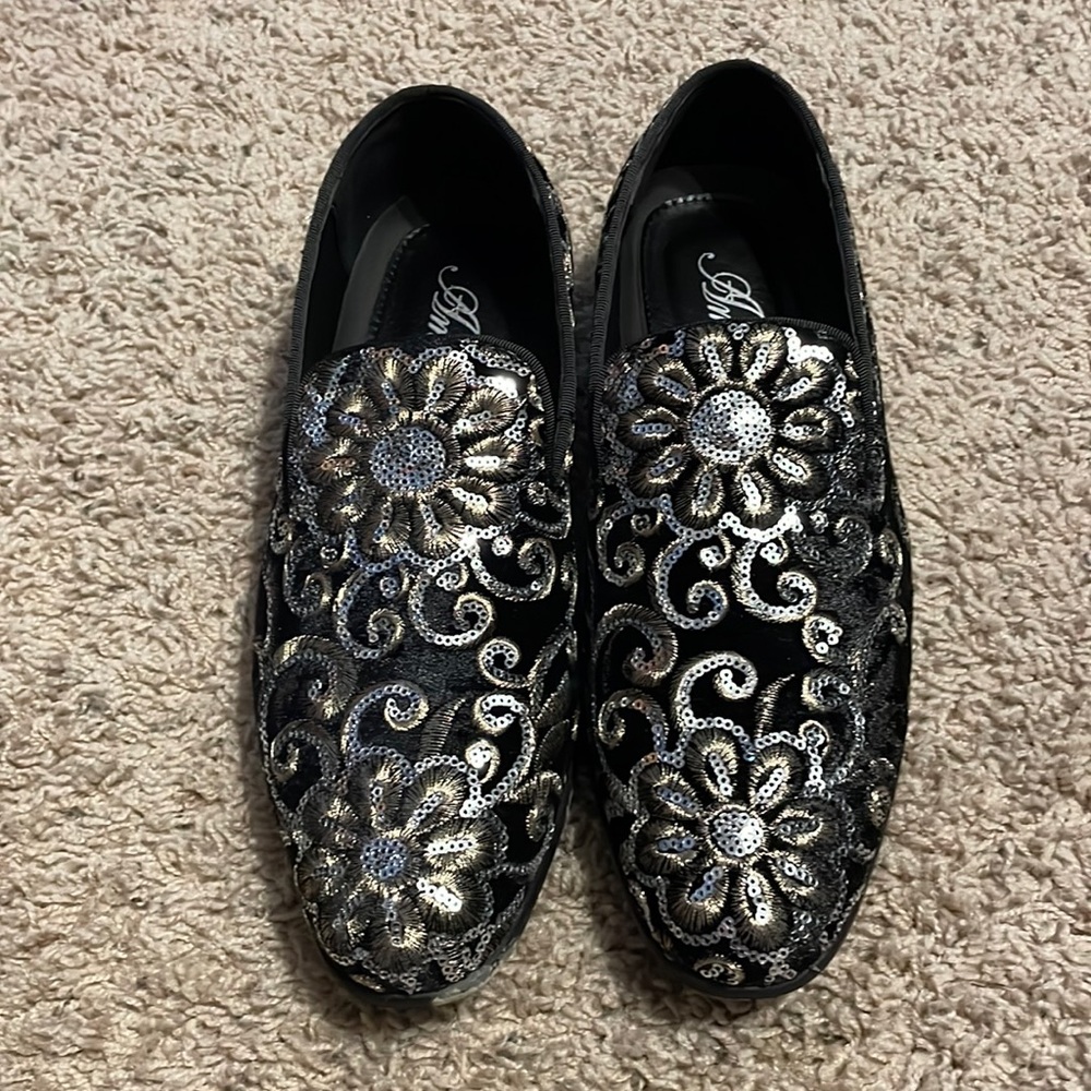 Size 9 mens loafers - gold/silver